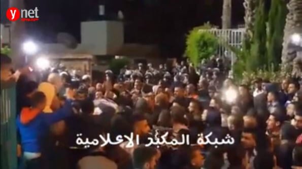 جنازة علاء ابو جمل مساء الاثنين في حي جبل المكبر في القدس الشرقية، 23 مايو 2016 (Ynet video screen shot) جنازة علاء ابو جمل مساء الاثنين في حي جبل المكبر في القدس الشرقية، 23 مايو 2016 (Ynet video screen shot)