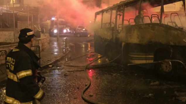 رجال الإطفاء يحاربون النيران التي تسبب بها إلقاء زجاجة حارقة في قاعدة عسكرية في جبل المشارف الجمعة، 18 سبتمبر، 2015. (لقطة شاشة: القناة 2) رجال الإطفاء يحاربون النيران التي تسبب بها إلقاء زجاجة حارقة في قاعدة عسكرية في جبل المشارف الجمعة، 18 سبتمبر، 2015. (لقطة شاشة: القناة 2)