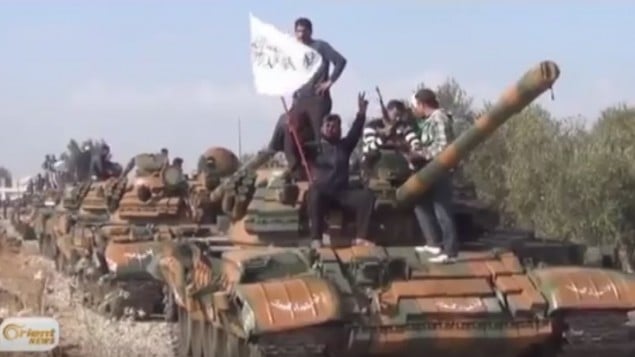مقاتلون من "لواء شهداء اليرموك" في سوريا، وهي مجموعة تابعة لتنظيم "الدولة الإسلامية". (YouTube screenshot) مقاتلون من "لواء شهداء اليرموك" في سوريا، وهي مجموعة تابعة لتنظيم "الدولة الإسلامية". (YouTube screenshot)