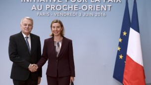 وزيرة خارجية الإتحاد الأوروبي فيديريكا موغيريني، من اليمين، تلقى ترحيبا من وزير الخارجية الفرنسي جان مارك آيرولت قبيل  المؤتمر الدولي الذي يهدف إلى إحياء مفاوضات السلام بين الإسرائيليين والفلسطينيين في باريس، 3 يونيو، 2016. (AFP/Pool/Stephane de Sakutin)