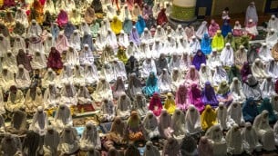 نساء مسلمات في اندونيسيا خلال الصلاة في مسجد الاكبار في سورابايا في بداية شهر رمضان الكريم، 5 يونيو 2016 (JUNI KRISWANTO / AFP)