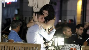 إسرائيليان يتعانقان بعد هجوم إطلاق النار في مجمع سارونا التجاري في تل أبيب، 8 يونيو، 2016. (Jack Guez/AFP)