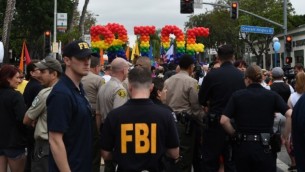 الشرطة ووكلاء مكتب التحقيقات الفدرالي يوفرون الحراسة لموكب الفخر المثلي في 12 يونيو، 2016 في لوس أنجليس، كاليفورنيا. (AFP PHOTO / Mark Ralston)