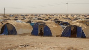 صورة لمخيم لنازحين عراقيين من مدينة الفلوجة المحاصرة على بعد 18 كيلومتر من الرمادي، 18 يونيو، 2016. (AFP/MOADH AL-DULAIM)