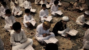 اطفال بحرينيون يقرأون القرأن خلال شهر رمضان، 18 يونيو 2016 (Mohammed al-Shaikh/AFP)