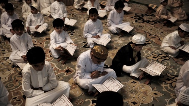 اطفال بحرينيون يقرأون القرأن خلال شهر رمضان، 18 يونيو 2016 (Mohammed al-Shaikh/AFP)