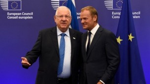 رئيس الاتحاد الاوروبي دونالد توسك يرحب بالرئيس الإسرائيلي رؤوفن ريفلين قبل لقائهما في مقر الاتحاد الاوروبي في بروكسل، 21 يونيو 2016 (AFP/JOHN THYS)