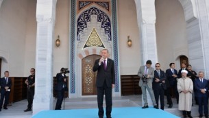 الرئيس التركي رجب طيب أردوغان يلقي خطابا خلال افتتاح مسجد بايزيد الأول في مطار إيسينبوغا الدولي في انقرة، 23 يونيو، 2016. (AFP/Adem Altan)