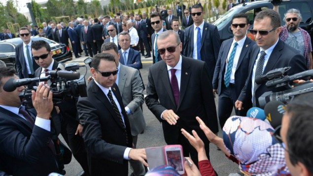 الرئيس التركي رجب طيب أردوغان، في الوسط، يحيي مؤيديه عند وصوله إلى حفل افتتاح مسجد بايزيد (يلدريم بايزيد) في مطار إيسينبوغا الدولي في أنقرة، 23 يونيو، 2016. (Adem Altan/AFP) الرئيس التركي رجب طيب أردوغان، في الوسط، يحيي مؤيديه عند وصوله إلى حفل افتتاح مسجد بايزيد (يلدريم بايزيد) في مطار إيسينبوغا الدولي في أنقرة، 23 يونيو، 2016. (Adem Altan/AFP)