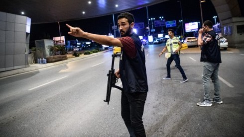شرطي تركي امام مدخل مطار اتاتورك الرئيسي في اسطنبول بعد تفجير انتحاري ادى الى مقتل 36 شخصا على الاقل، 28 يونيو 2016 (AFP/ OZAN KOSE)