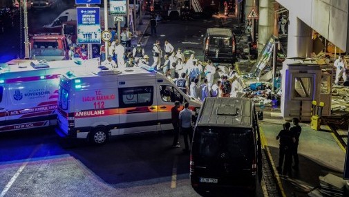 الشرطة الشرعية  في مطار اتاتورك الرئيسي في اسطنبول بعد تفجير انتحاري ادى الى مقتل 36 شخصا على الاقل، 28 يونيو 2016 (AFP/ OZAN KOSE)