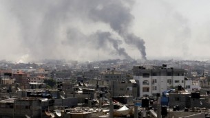 سحب الدخان بعد قصف إسرائيلي لمدينة رفح جنوبي قطاع غزة، 1 أغسطس، 2014. (AFP/SAID KHATIB/file)