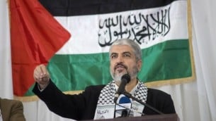 رئيس المكتب السياسي لحركة حماس، خالد مشعل، في اجتماع حاشد تكريما للحركة في كيب تاون، جنوب أفريقيا، 21 أكتوبر، 2015. (AFP/Rodger Bosch)