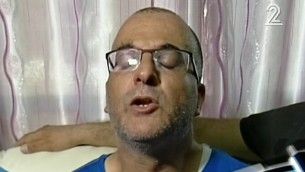 قاسم الأسدي، الذي توفي طفلاه جراء تعرضهما لضربة شمس الأربعاء بعد أن نسيهما في سيارته، يتحدث للصحافيين. (لقطة شاشة: القناة 2)