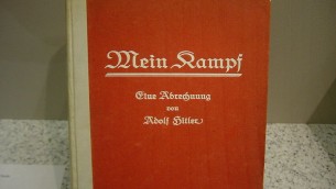 كتاب ’كفاحي’، لأدولف هيتلر (CC BY Kevin Wong, Flickr)