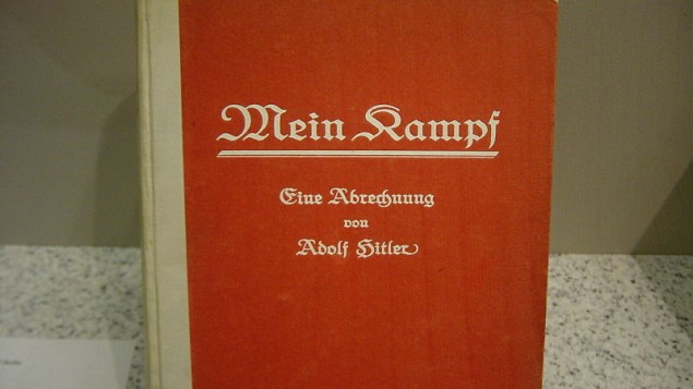 كتاب ’كفاحي’، لأدولف هيتلر (CC BY Kevin Wong, Flickr)