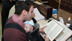 صورة توضيحية لأب وطفله الرضيع (Gershon Elinson/Flash90, File)