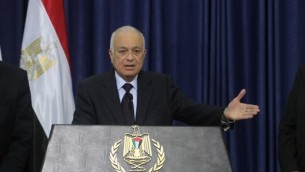 الأمين العام لجامعة الدول العربية نبيل العربي يتحدث في مؤتمر صحفي في مدينة رام الله في الضفة الغربية يوم الجمعة، 29 ديسمبر (Issam Rimawi/Flash90)