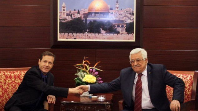 زعيم المعارضة يتسحاق هرتسوغ يتلقي برئيس السلطة الفلسطينية محمود عباس في مدينة رام الله بالضفة الغربية، 1 ديسمبر، 2013. (Issam Rimawi/Flash90/File) زعيم المعارضة يتسحاق هرتسوغ يتلقي برئيس السلطة الفلسطينية محمود عباس في مدينة رام الله بالضفة الغربية، 1 ديسمبر، 2013. (Issam Rimawi/Flash90/File)