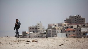 ضابط شرطة يحرس بالقرب من محطة وقود في التل الفرنسي في القدس، بالقرب من مدخل حي العيساوية، 9 سبتمبر 2014 (Yonatan Sindel/Flash90)