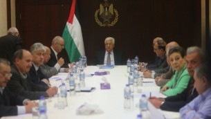 رئيس السلطة الفلسطينية محمود عباس يترأس اجتماعا للجنة التنفيذية لمنظمة التحرير الفلسطينية في مدينة رام الله بالضفة الغربية، 4 أبريل، 2016. (FLASH90)