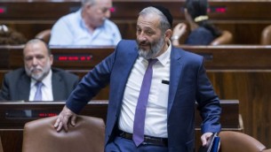 وزير الداخلية أرييه درعي يصل إلى جلسة خاصة بمناسبة "يوم القدس" في الكنيست الإسرائيلي، 1 يونيو، 2016. (Yonatan Sindel/Flash90)