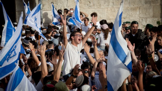 الآلاف من الفتيان اليهود يلوحون بالأعلام الإسرائيلية خلال الإحتفالات ب"يوم القدس" ويرقصون ويسيرون من خلال باب العامود وصولا إلى الحائط الغربي، 5 يونيو، 2016. (Nati Shohat/Flash90) الآلاف من الفتيان اليهود يلوحون بالأعلام الإسرائيلية خلال الإحتفالات ب"يوم القدس" ويرقصون ويسيرون من خلال باب العامود وصولا إلى الحائط الغربي، 5 يونيو، 2016. (Nati Shohat/Flash90)