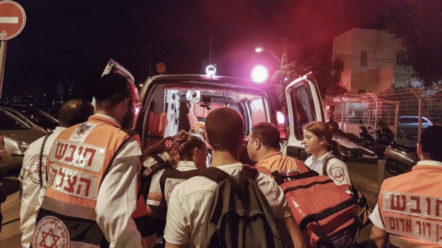 قوات الأمن الإسرائيلية في موقع الهجوم حيث قام مسلحان بفتح النار في مجمع سارونا التجاري في تل أبيب، 8 يونيو، 2016. (Moti Karelitz/Flash90) قوات الأمن الإسرائيلية في موقع الهجوم حيث قام مسلحان بفتح النار في مجمع سارونا التجاري في تل أبيب، 8 يونيو، 2016. (Moti Karelitz/Flash90)