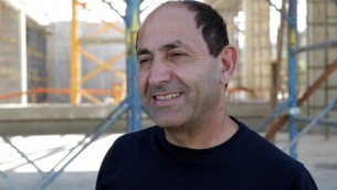 رجل الأعمال الإسرائيلي رامي ليفي، الذي يقوم بإنشاء أول مجمع تجاري إسرائيلي-فلسطيني على بعد أمتار قليلة من الضفة الغربية. (Luke Tress / Times of Israel)