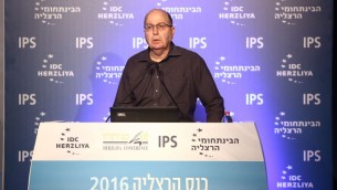 موشه يعالون خلال خطاب في مؤتمر هرتسليا، 16 يونيو 2016 (Adi Cohen Zedek)