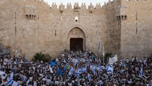 الاف الإسرائيليين يلوحون بأعلام اسرائيل خلال مسيرة العلم في باب العامود في البلدة القديمة في القدس ضمن احتفالات يوم القدس، 17 مايو 2015 (Yonatan Sindel/Flash90)