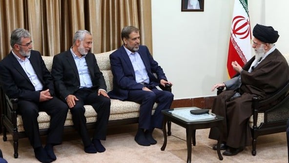 المرشد الاعلى الإيراني آية الله علي خامنئي يلتقي ببعثة من الجهاد الإسلامي الفلسطيني في طهران، 1 مايو 2016 (Khamenei’s Twitter page) المرشد الاعلى الإيراني آية الله علي خامنئي يلتقي ببعثة من الجهاد الإسلامي الفلسطيني في طهران، 1 مايو 2016 (Khamenei’s Twitter page)