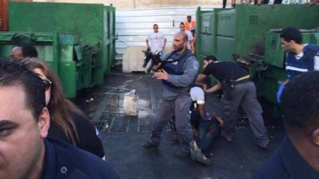 قوات امن اسرائيلية في ساحة هجوم طعن في نتانيا في 30 يونيو 2016 (United Hatzalah)