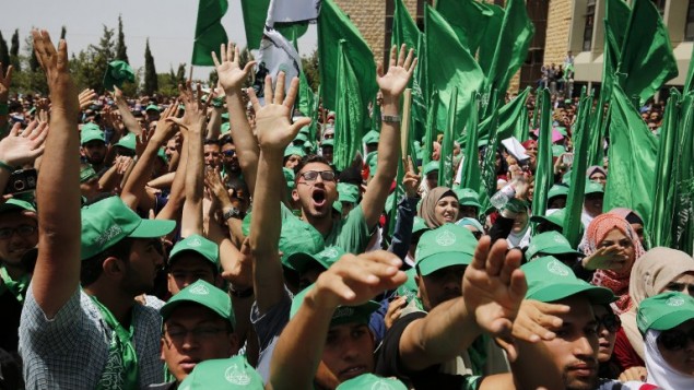 طلاب فلسطينيون مؤيدون لحركة حماس يشاركون في مسيرة إنتخابية للمجلس الطلابي في جاعمة بير زيت، بالقرب من مدينة رام الله في الضفة الغربية، 26 أبريل، 2016. (AFP/Abbas Momani) طلاب فلسطينيون مؤيدون لحركة حماس يشاركون في مسيرة إنتخابية للمجلس الطلابي في جاعمة بير زيت، بالقرب من مدينة رام الله في الضفة الغربية، 26 أبريل، 2016. (AFP/Abbas Momani)