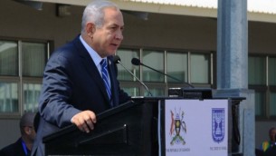 رئيس الوزراء بينيامين نتنياهو يتحدث خلال مراسم إحياء الذكرى ال40 لعملية إنقاذ الرهائن غي عنتيبي في عام 1976، أوغندا، 4 يوليو، 2016. ((AFP/RONALD KABUUBI)