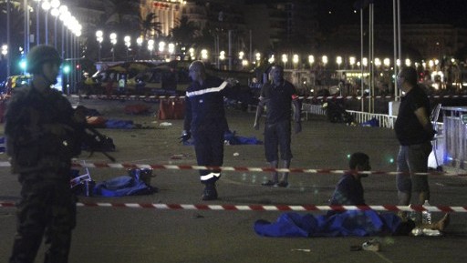 جنود وعناصر شرطة ورجال إطفال يسرون بالقرب من جثث مغطاة بأغطية زرقاء في ’متنزه الإنجليز’ في مدينة نيس التي تقع في الريفييرا الفرنسية في 15 يوليو، 2016 بعد أن قامت شاحنة بدهس جمع من الأشخاص احتشدوا لمشاهدة عرض ألعب نارية. (AFP PHOTO / VALERY HACHE) جنود وعناصر شرطة ورجال إطفال يسرون بالقرب من جثث مغطاة بأغطية زرقاء في ’متنزه الإنجليز’ في مدينة نيس التي تقع في الريفييرا الفرنسية في 15 يوليو، 2016 بعد أن قامت شاحنة بدهس جمع من الأشخاص احتشدوا لمشاهدة عرض ألعب نارية. (AFP PHOTO / VALERY HACHE)