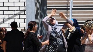رد فعل سيدة بعد إبلاغها  بمقتل حفيدها في الوقت الذي ما زالت فيه تبحث عن ابنتها في مستشفى ’باستور’ في نيس، 16 يوليو، 2016. (AFP PHOTO / ANNE-CHRISTINE POUJOULAT)