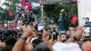 الرئيس التركي رجب طيب أردوغان يلقي بخطاب أمام الحشود خلال تجمع بالقرب من منزله في إسطنبول، 16 يوليو، 2016. (AFP Photo/Gurcan Ozturk)
