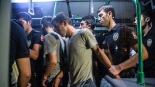عناصر من شرطة مكافحة الشغب التركية يقتادون جنودا أتراك متهمين بالمشاركة في محاولة إنقلاب عسكرية خلال مغادرتهم لقاعة المحكمة في منطقة بكر كوي في إسطنبول، 16 يوليو، 2016. ( AFP PHOTO / OZAN KOSE)