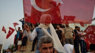 طفلة تلوح بالعلم التركي في إسطنبول في 16 يوليو، 2016 خلال تظاهرة مؤيدة للرئيس التركي رجب طيب أردوغان في أعقاب محاولة إنقلاب عسكري فاشلة. (AFP PHOTO / DANIEL MIHAILESCU)