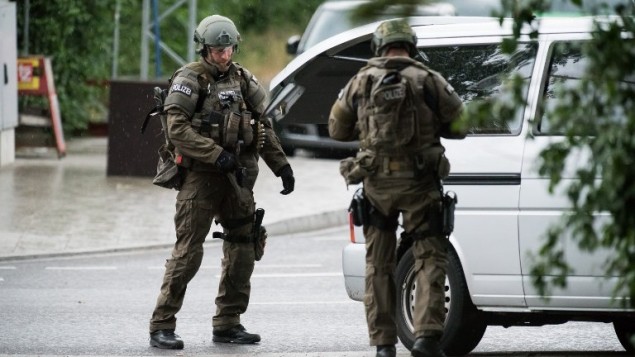 الشرطة الالمانية في موقع هجوم اطلاق نار في مركز مدينة ميونيخ، 22 يوليو 2016 (AFP PHOTO/STR)