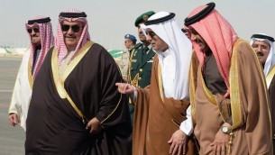 وزير الخارجية السعودية عادل الجبير (وسط الصورة) يرحب بنظيره البحريني خالد بن أحمد آل خليفة والأمين العام لمجلس التعاون الخليجي عبد اللطيف بن راشد الزياني من البحرين (من اليسار) عندو وصولهما للمشاركة في اجتماع إستثنائي لمجلس التعاون الخليجي في الرياض، في 9 يناير، 2016. (AFP / AHMED FARWAN)