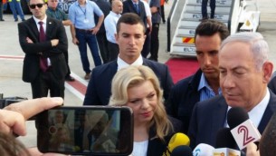 رئيس الوزراء بينيامين نتنياهو وعقيلته سارة نتنياهو يتحدثان للصحافة في مطار بن غوريون الدولي، 4 يوليو، 2016. ( Raphael Ahren/Times of Israel)