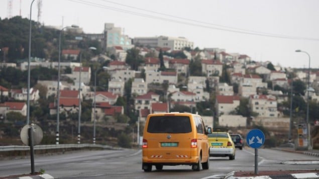 صورة توضيحية: سيارتان فلسطينيتان بالقرب من مستوطنة افرات في الضفة الغربية، 24 نوفمبر 2009 (Nati Shohat/Flash90)