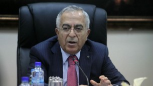 رئيس الوزراء الفلسطيني السابق سلام فياض، يرأس جلسة للحكومة في مدينة رام الله، خلال الفترة التي كان ما يزال فيها رئيسا للوزراء، 16 أبريل، 2013. (Issam Rimawi/FLASH90)