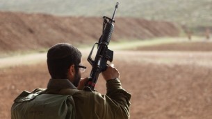 صورة توضيحية لجندي اسرائيلي يحمل سلاحه (Yaakov Naumi/Flash90)