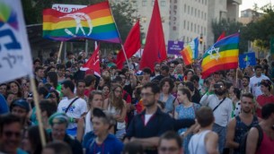 المشاركون في موكب الفخر السنوي في القدس، 30 يوليو، 2015، قبل هجوم الطعن الدامي. (Miriam Alster/FLASH90)