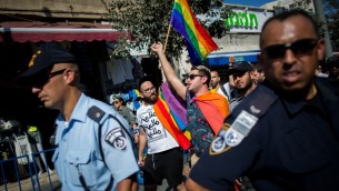مثليين محاطون بالمئات من عناصر الشرطة خلال موكب الفخر في شارع يافا في القدس، 13 اغسطس 2015 (Yonatan Sindel/Flash90).