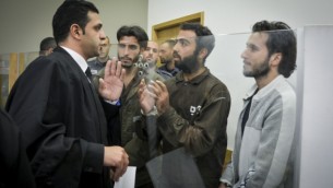 خالد محامرة، من اليسار، ويونس عياش موسى زين، في الوسط، ومحمد محامرة، من اليمين، يتحدثون إلى محاميهم خلال تقديم لوائح الإتهام ضدهم في المحكمة المركزية في تل أبيب، في 4 يوليو 2016. تم اتهام الرجال الفلسطينيين الثلاثة بالقتل المعمد لصلتهم في هجوم إطلاق النار في تجمع سارونا وسط تل أبيب الذي راح ضحيته 4 إسرائيليين. (Flash90)