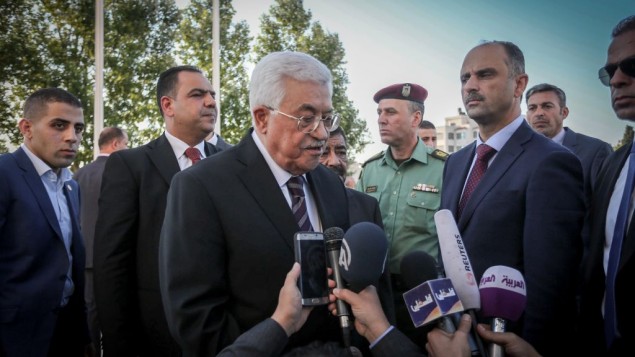 رئيس السلطة الفلسطينية محمود عباس يشارك في صلاة عشية عيد الفطر في رام الله، الأربعاء، 6 يوليو، 2015. (Flash90) رئيس السلطة الفلسطينية محمود عباس يشارك في صلاة عشية عيد الفطر في رام الله، الأربعاء، 6 يوليو، 2015. (Flash90)